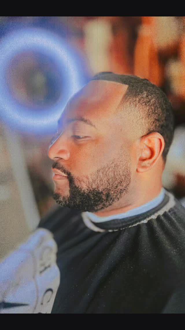 Taper fade and shaped beard under the ring light